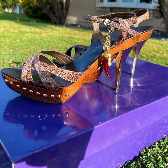 Report Signature Pepper, wood with metal studs and gold heels with charms! 🌶 - Picture 13 of 15